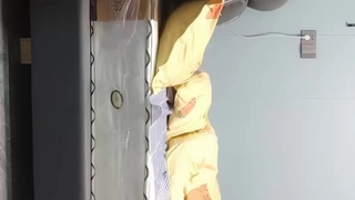 性感美腿尤物小骚货！丝袜高跟鞋极度诱惑！蹲在玻璃上扣穴，从下往上视角，手指插菊花淫骚