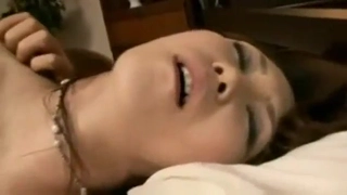 淫荡的年轻宝贝在她的男人附近用假阳具操她的肛门