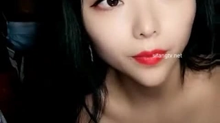 对继姐说：“含住我的肉棒然后我来帮你解决”