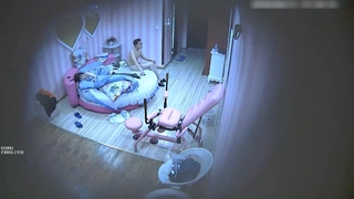 年轻的女同性恋与最好的朋友探索假阳具性爱