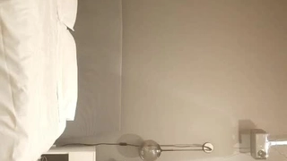 幸福大哥双飞两个极品大奶骚女，颜值高身材好玩的嗨，一起舔弄大鸡巴，让大哥轮流抽插追求快感，还玩弄菊花