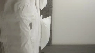 新人妹子，特写掰穴白虎干净，菊花和逼洞看得一清二楚，黑丝长腿掰开蝴蝶很粉嫩第05集