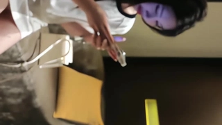 少女业余爱好者Bunny用玩具享受强烈的高潮