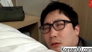 离婚少妇与小鸭鲜肉的激战~结果被无良房务员偷拍了!!