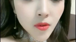 极品女神米拉 ！娇小身材气质超棒 ！情趣椅子无毛小穴 ，非常奶子骑乘位深插 ，高潮大量喷水