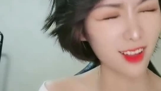 大胸部的业余美女享受深喉并骑着硬生生的阴茎