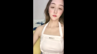 揉揉超大美乳~不停捏奶头促进血液循环~