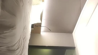 丰满的宝贝被女同性恋舔和操她的阴部