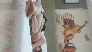 [Uncensored] 这小骚货太贱了，居然喜欢炮友插她的菊花，不怕屎喷出来吗？屁眼都被操红了，看小贱货被狠操得酸爽的表情，真解气啊